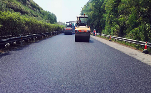 達(dá)渝高速公路路面病害整治工程SMA-13罩面正式進(jìn)場(chǎng)施工