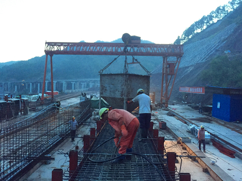 達陜高速公路百里峽項目第一片預(yù)制T梁澆筑成功