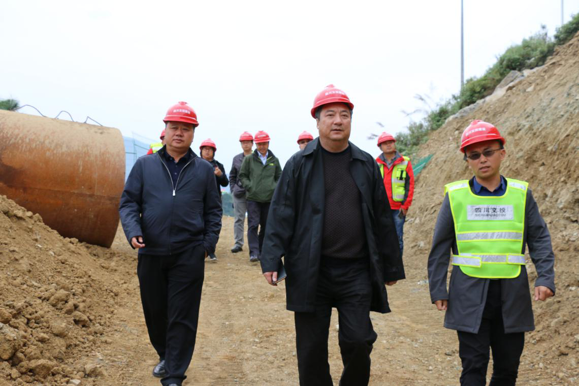 省交通運(yùn)輸廳工程質(zhì)量監(jiān)督局督查瀘黃路改擴(kuò)建試驗(yàn)段工作