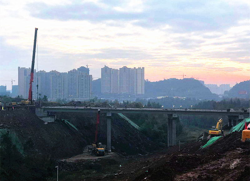 巴南高速公路恩陽服務區(qū)道路工程預應力砼簡支小箱梁全部架設完成