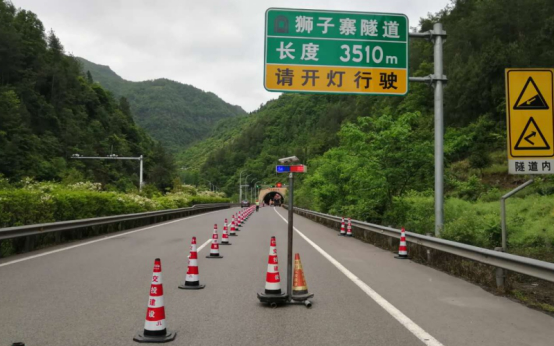 G65包茂高速達(dá)陜路獅子寨隧道下行黑化處治工程正式進(jìn)場(chǎng)施工