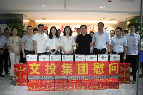 集團(tuán)公司黨委委員、職工董事、工會主席彭洪赴公司路面分公司開展“不忘初心、牢記使命”主題教育調(diào)研暨“送清涼”活動
