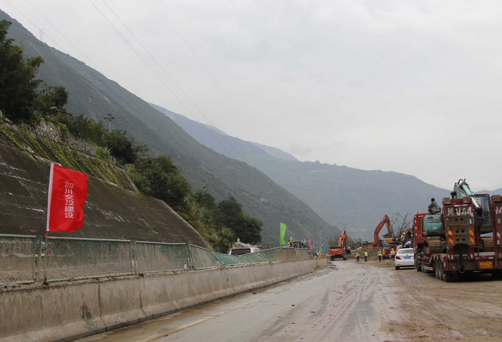 公司第一時(shí)間搶通簇頭溝岷江大橋