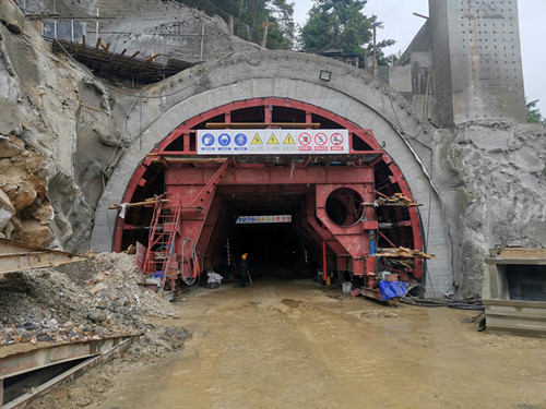 康新高速K1-1項目跑馬山二號隧道右線進(jìn)口二襯首件開工