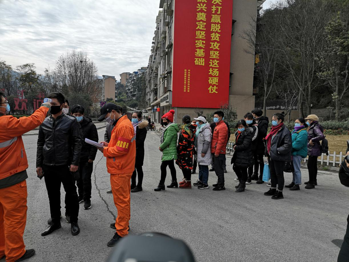 返崗民工提供身份證及健康證明，依次排隊(duì)測(cè)量體溫，并作登記，確認(rèn)無誤后登車2.png