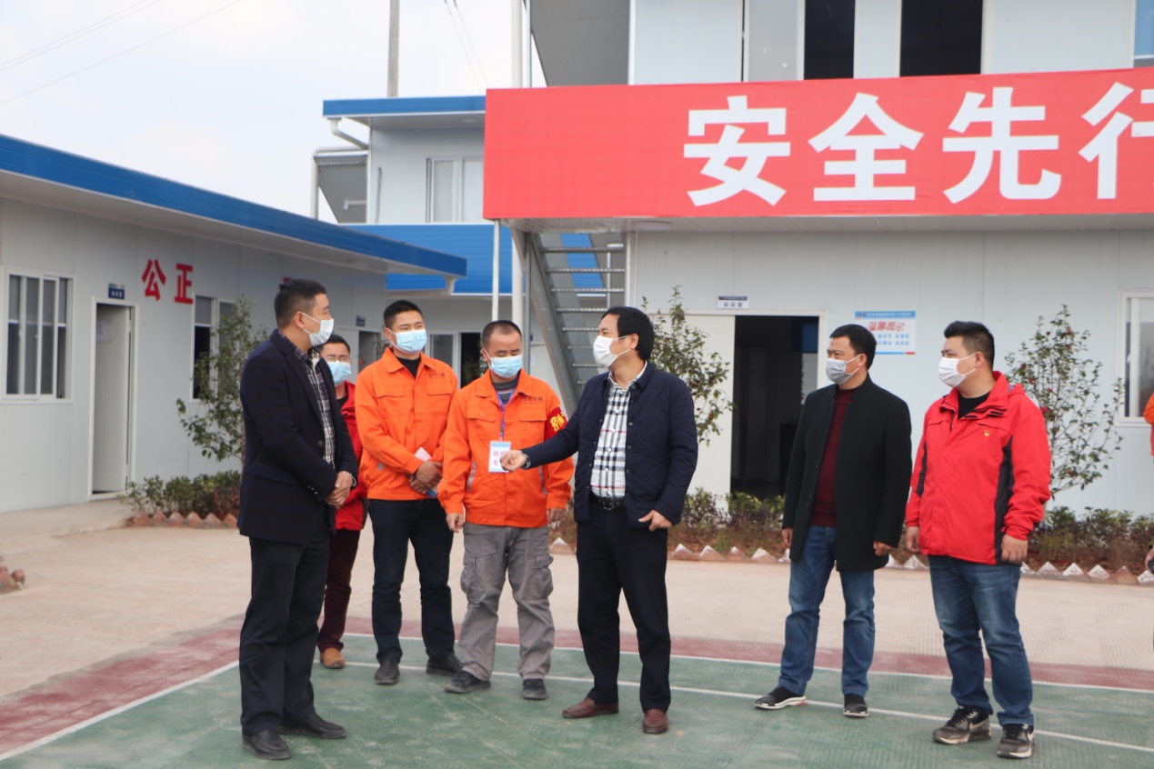 公司黨委委員、紀(jì)委書記張忠勇“四不兩直”深入成宜路基、路面項(xiàng)目檢查防疫生產(chǎn)工作
