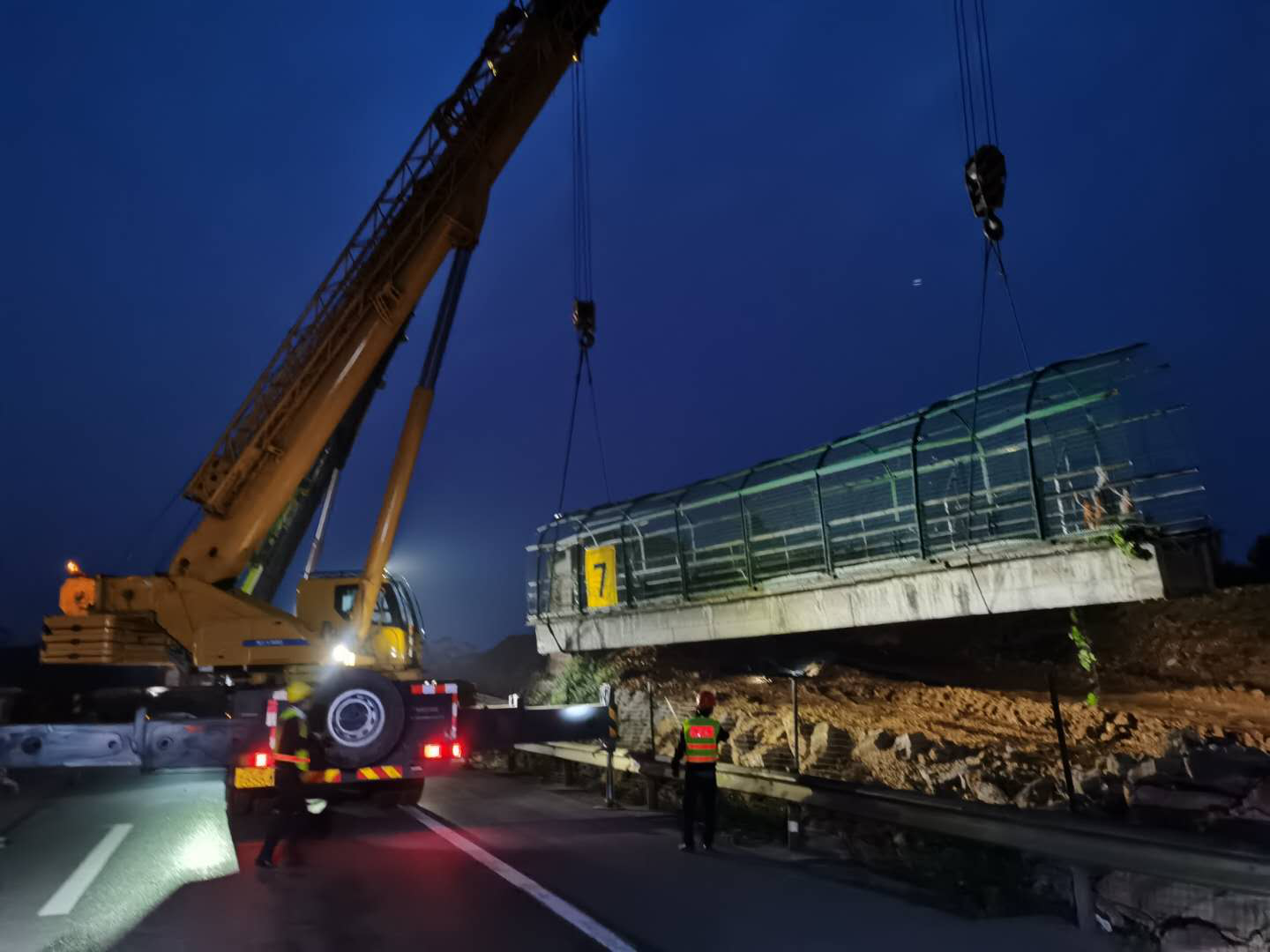 成樂高速擴容建設(shè)E2-SG1項目正式啟動第一批次 天橋同步拆除施工