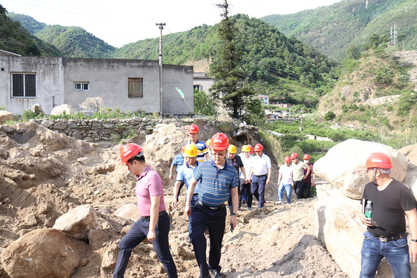 公司黨委委員、監(jiān)事、工會主席鄭植調研指導瀘石高速公路施工現(xiàn)場工作