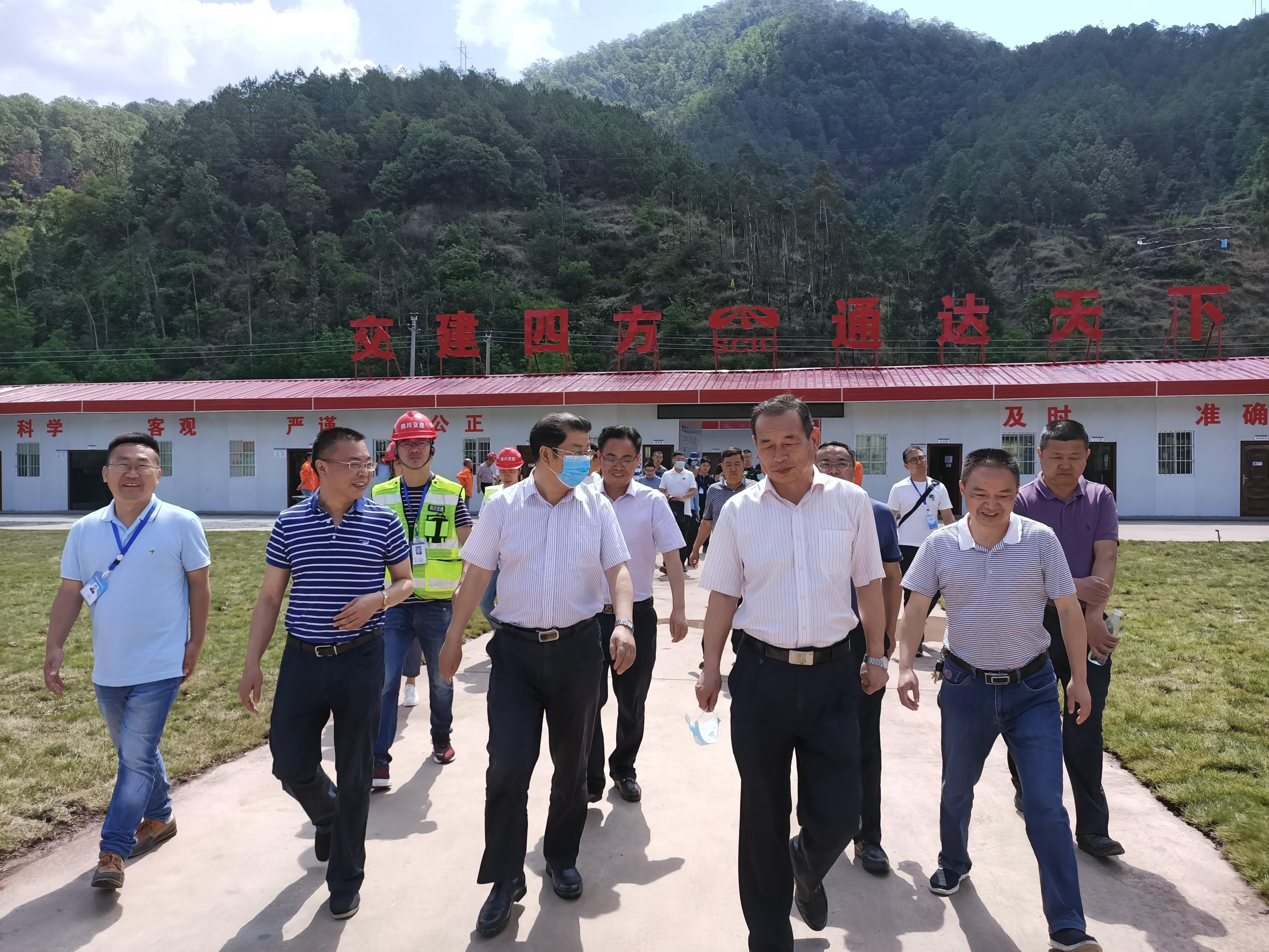 涼山州常務副州長蔣剛調研德會TJ1-3項目部K48智慧場站.jpg