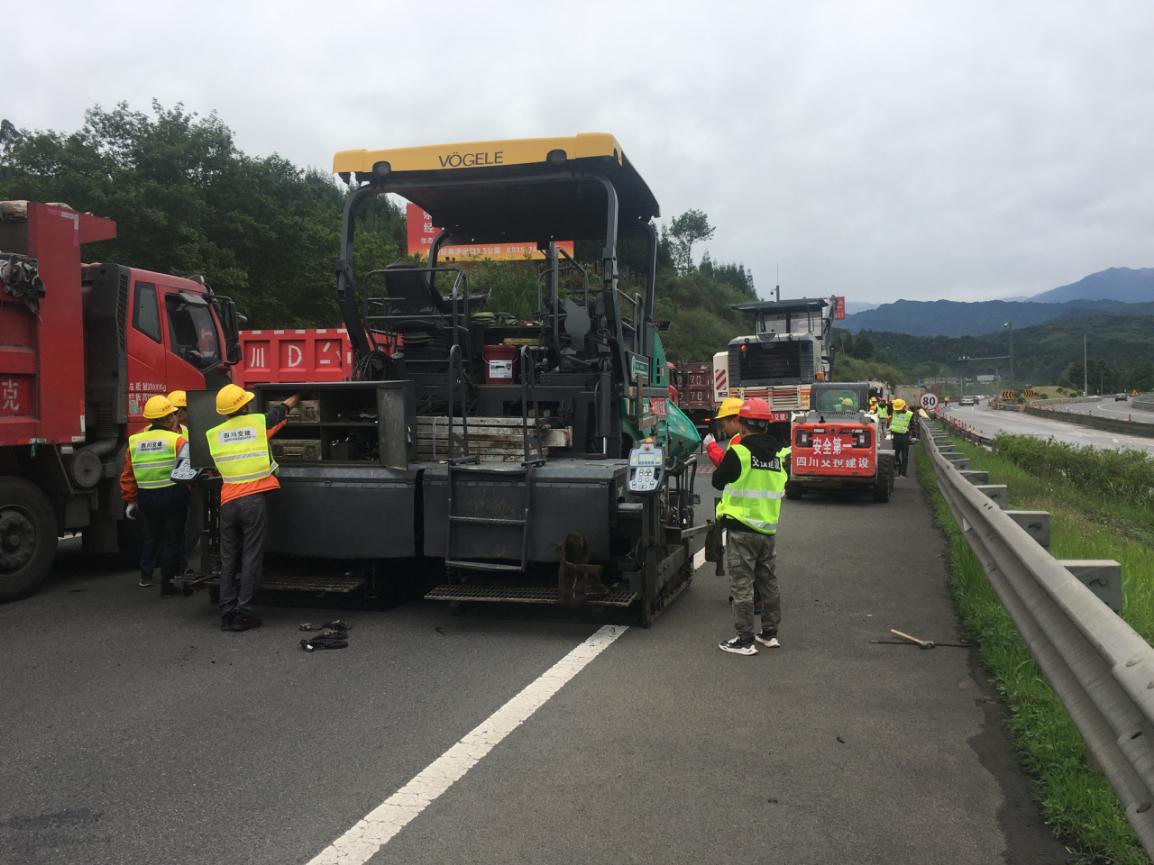 雅西高速路面銑刨加鋪工程進(jìn)場施工