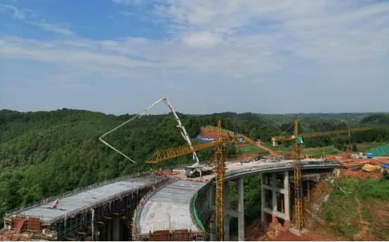 公司成宜ZCB4-2項目重點工程隆興互通實現(xiàn)貫通