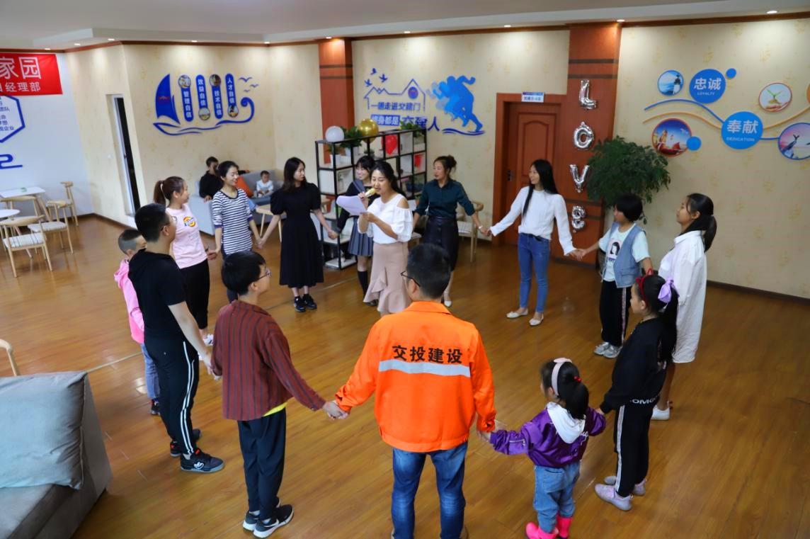 大手牽小手，和諧一家親.jpg