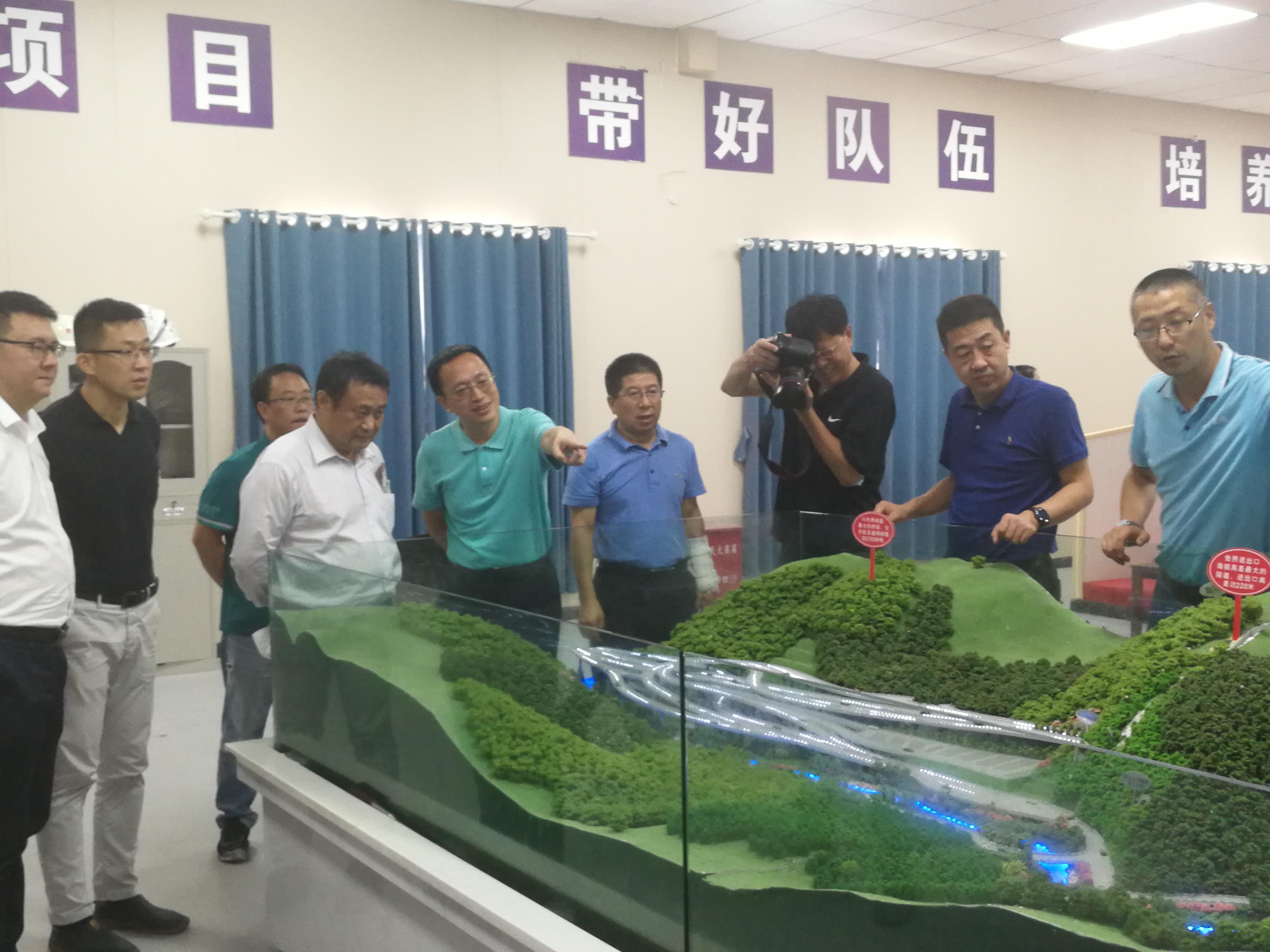 交通運(yùn)輸部公路科學(xué)研究院院長(zhǎng)張勁泉赴雅葉高速康定過境段視察調(diào)研