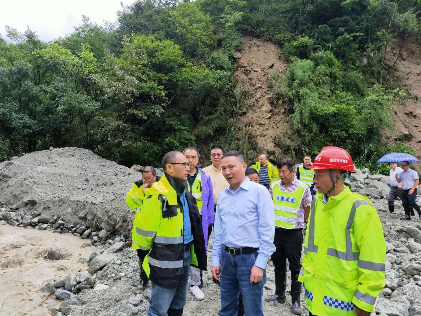 集團黨委副書記、副董事長、總經(jīng)理周黎明一行赴雅西高速擦羅隧道搶險現(xiàn)場查看情況