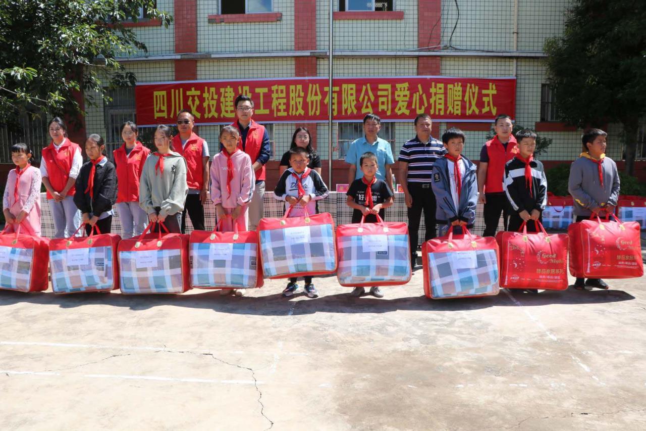 會(huì)高速TJ1項(xiàng)目黨員、青年志愿服務(wù)隊(duì)與會(huì)理縣團(tuán)委為樹堡鄉(xiāng)中心小學(xué)的同學(xué)們發(fā)放物資。.jpg