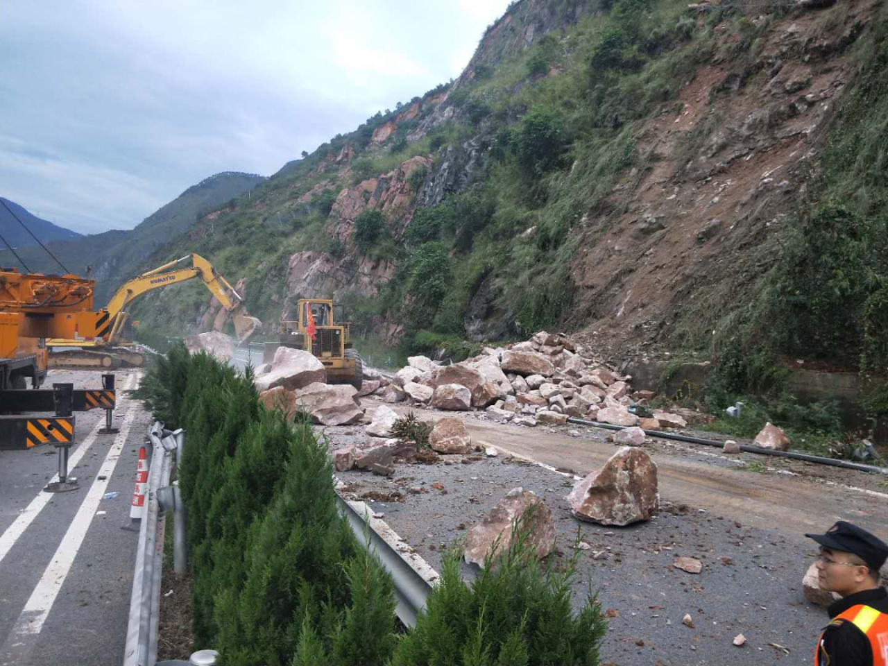雅西高速突發(fā)山體滑坡險情 四川交投建設第一時間搶險救援