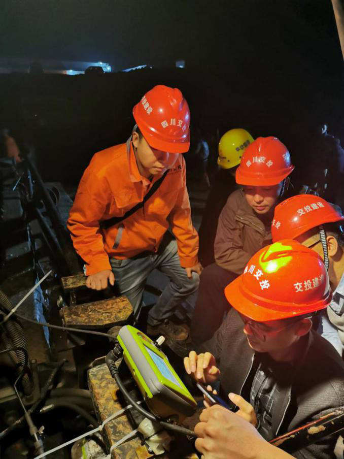 立足項目創(chuàng)新創(chuàng)新 交建青年在行動 -公司成宜路面項目運用3D攤鋪實現(xiàn)“降本增效”