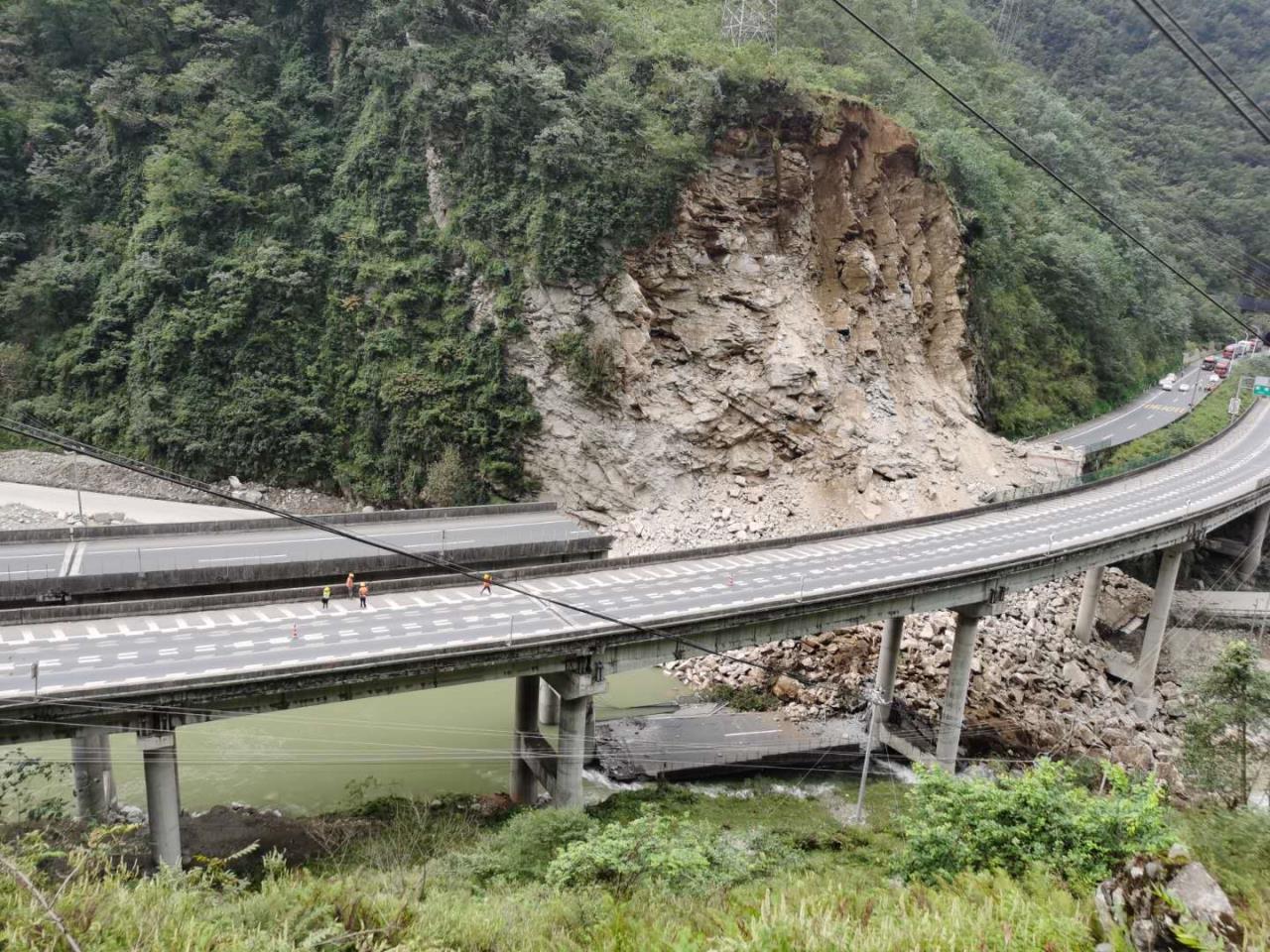 雅西高速山體滑坡交通中斷 四川交投建設公司搶險隊已赴現(xiàn)場