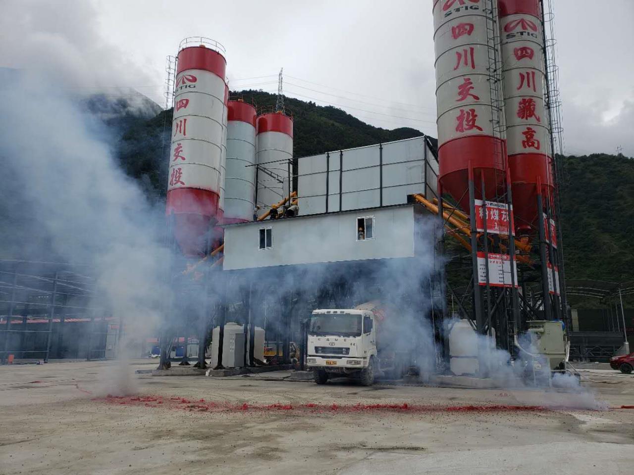 瀘石高速全線首個(gè)自建拌合站試拌成功