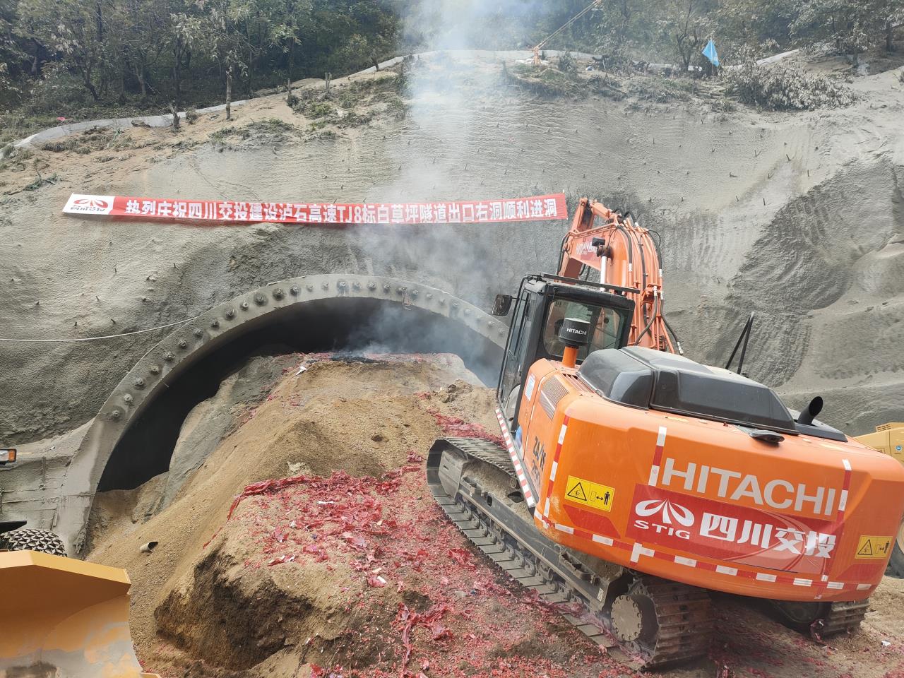 白草坪隧道出口右洞順利進洞4.jpg