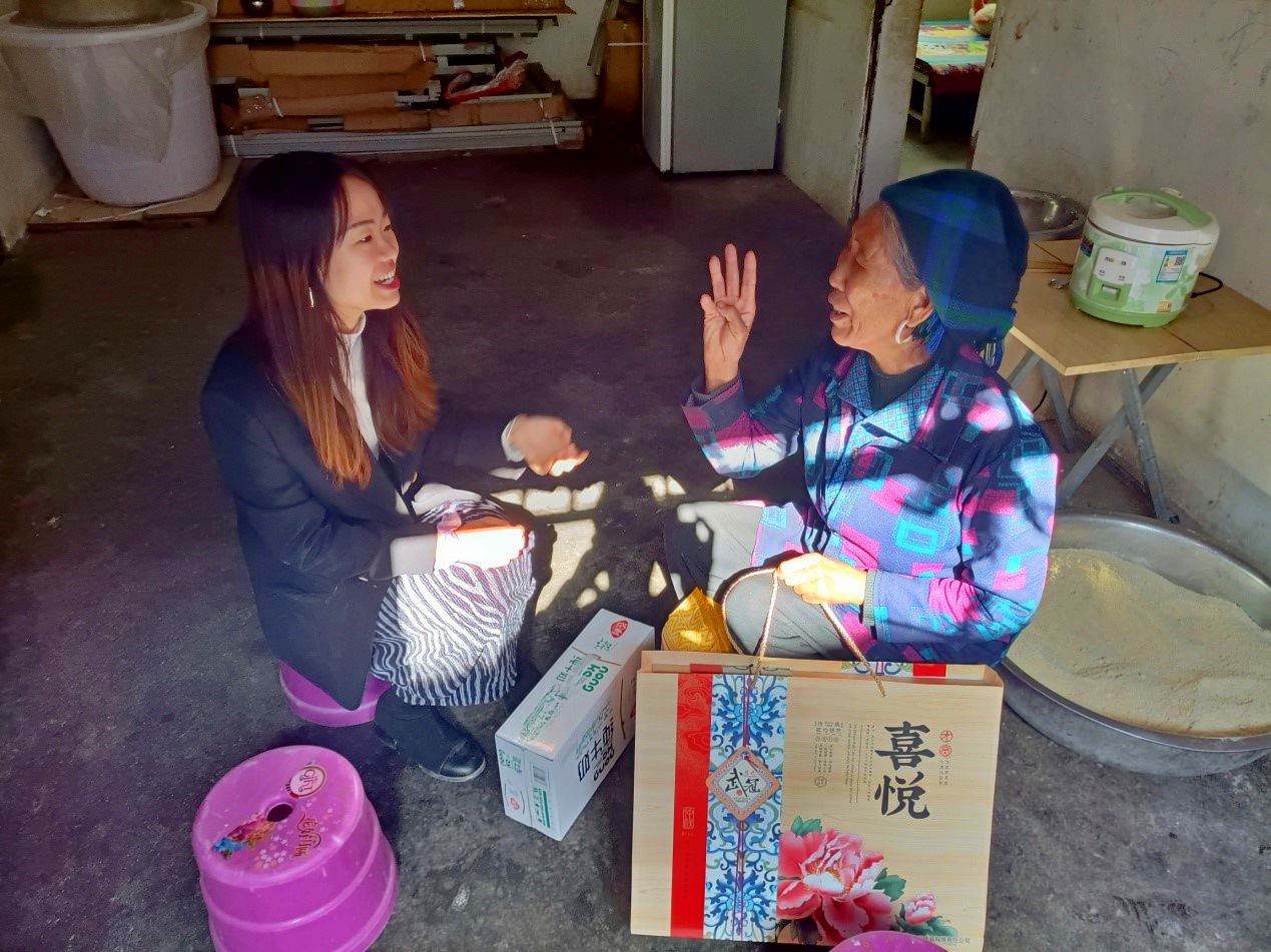 志愿者看望吉布無牛奶奶.jpg