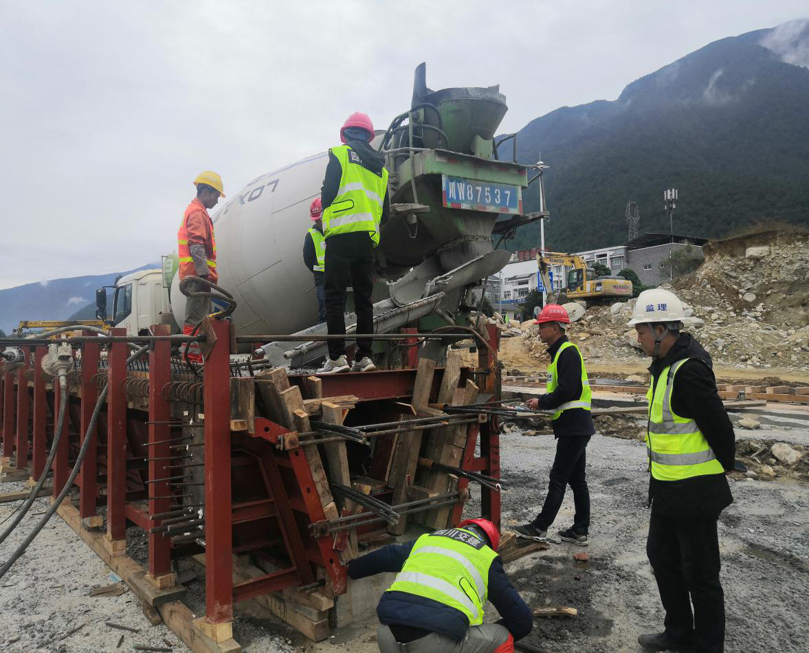 雅西高速公路冕寧收費站及連接線擴建工程黑山溝中橋順利澆筑第一片預制梁
