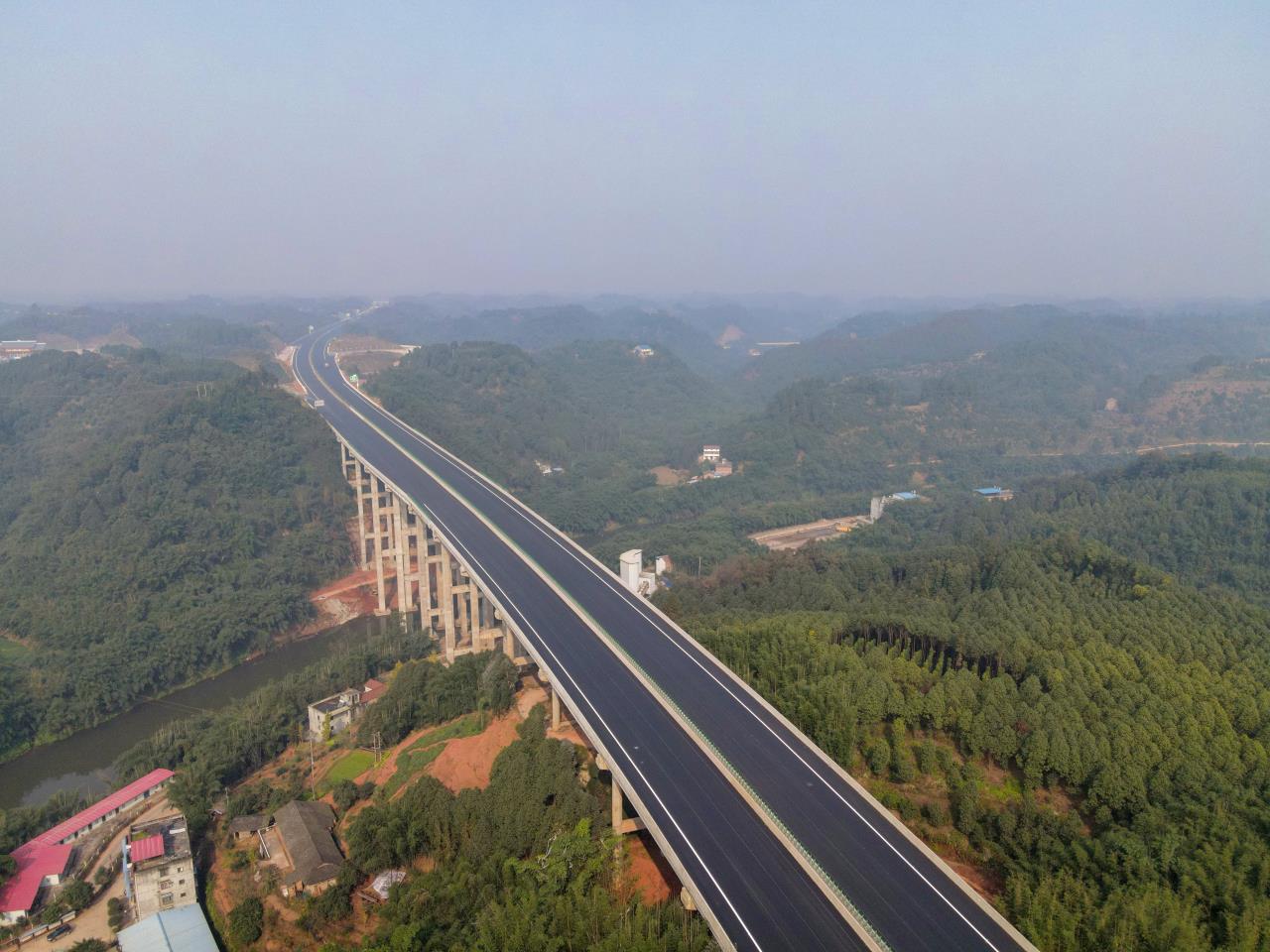 成宜高速榮縣段和宜賓段主線路面雙幅貫通！12月中旬全線通車