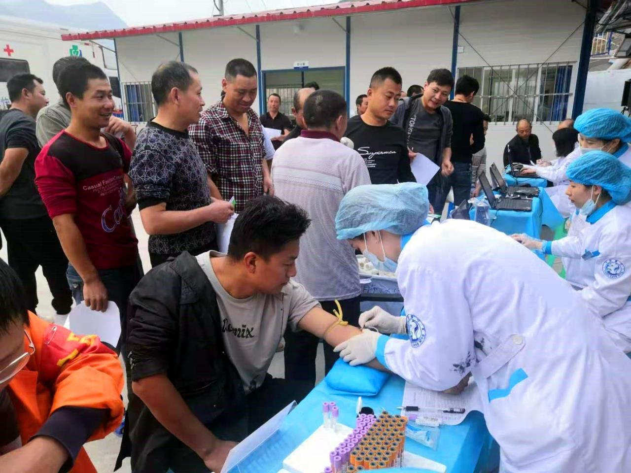 把健康送到一線  將真愛帶給職工—宜金高速XJ20項(xiàng)目部開展健康體檢活動
