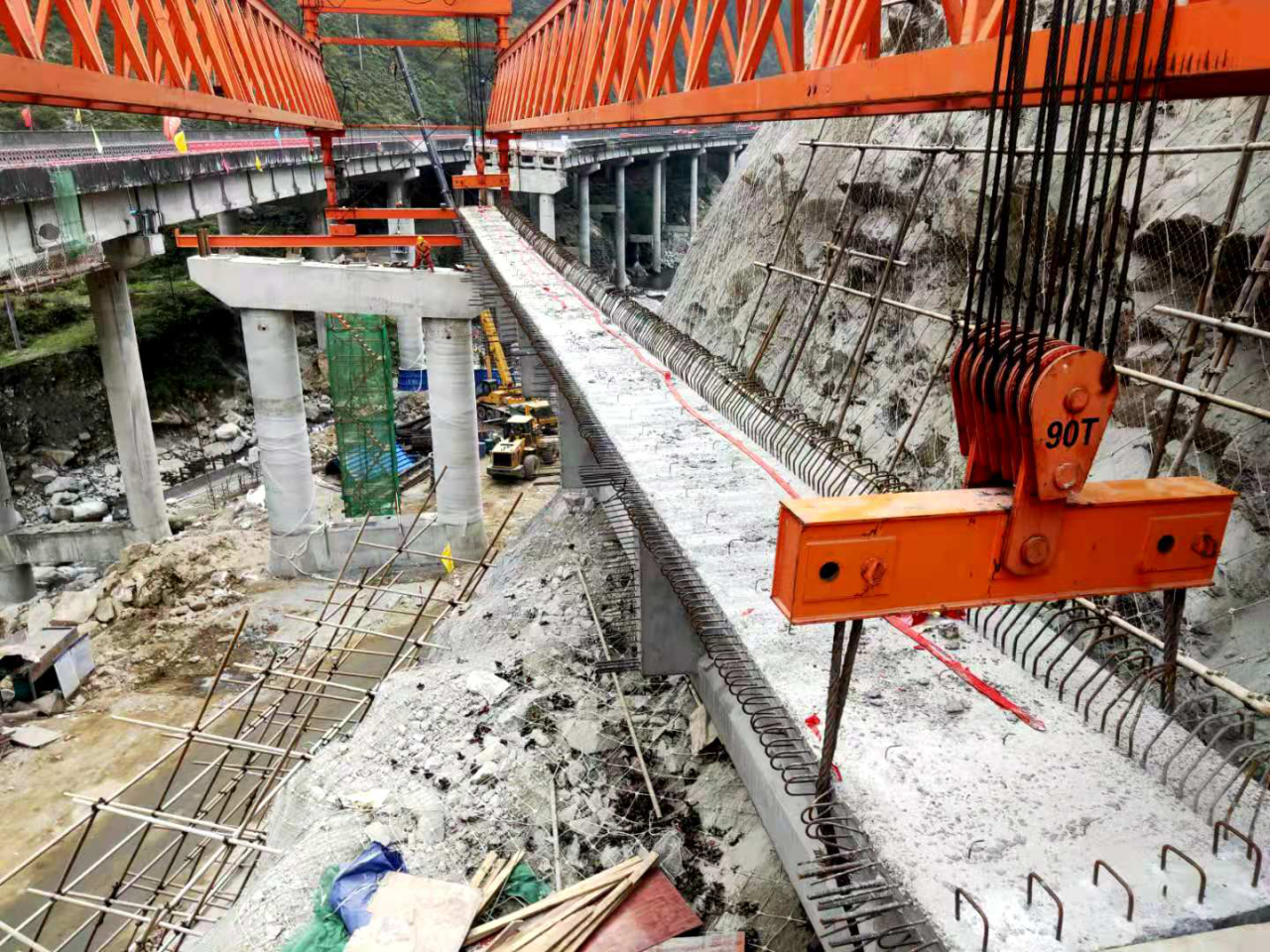 姚河壩特大橋恢復(fù)重建工程首跨梁板架設(shè)成功