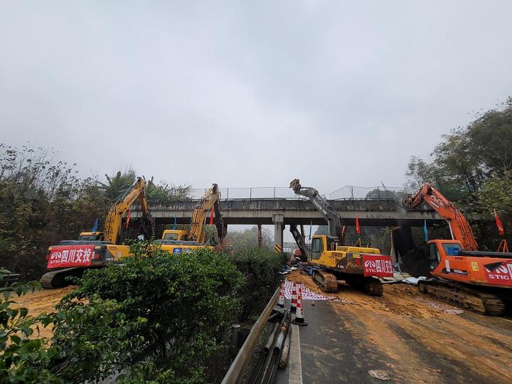 成樂高速擴(kuò)容項目16座上跨天橋拆除施工順利完成