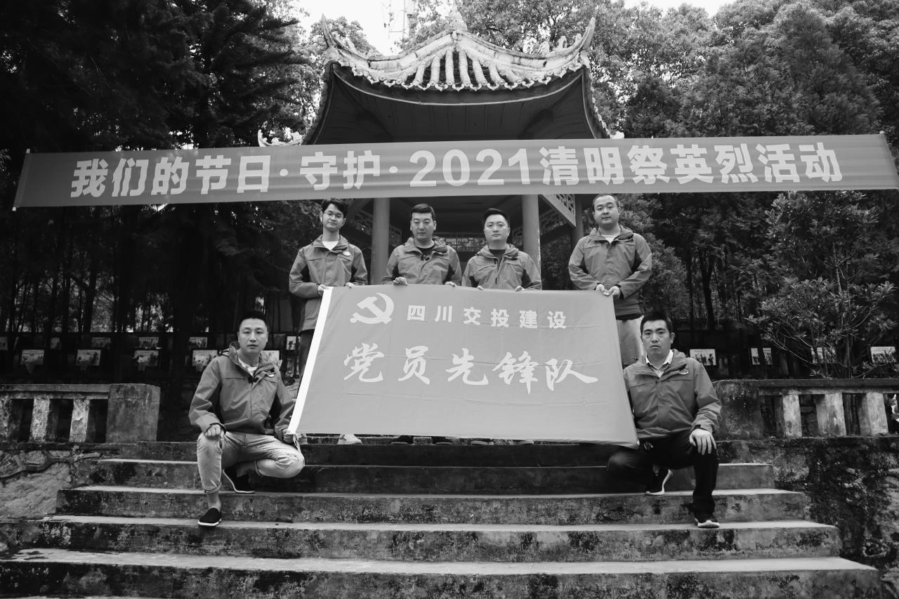 清明期間，他們把黨史課堂搬到了烈士陵園