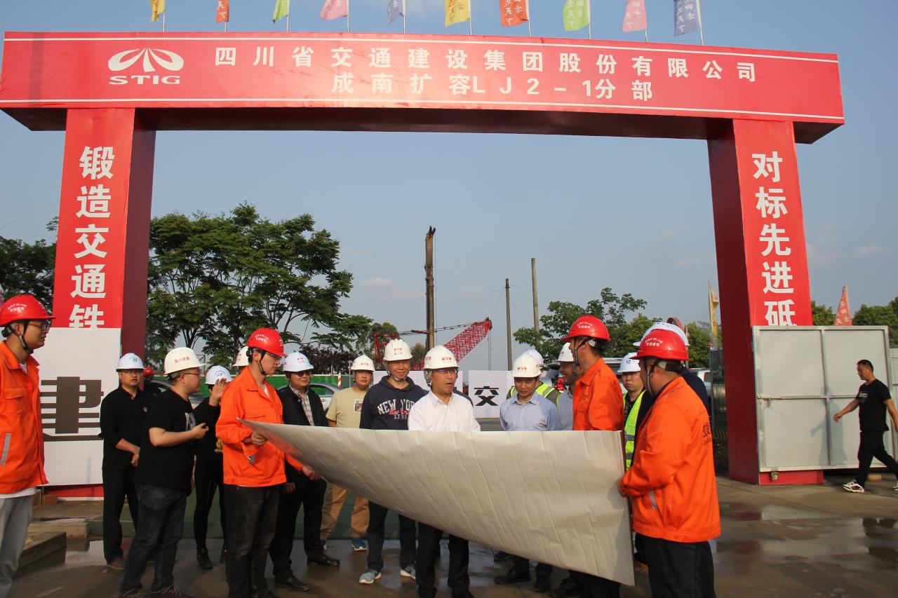 集團公司黨委委員、董事李永林一行蒞臨成南擴容LJ2-1項目部調(diào)研指導(dǎo)工作