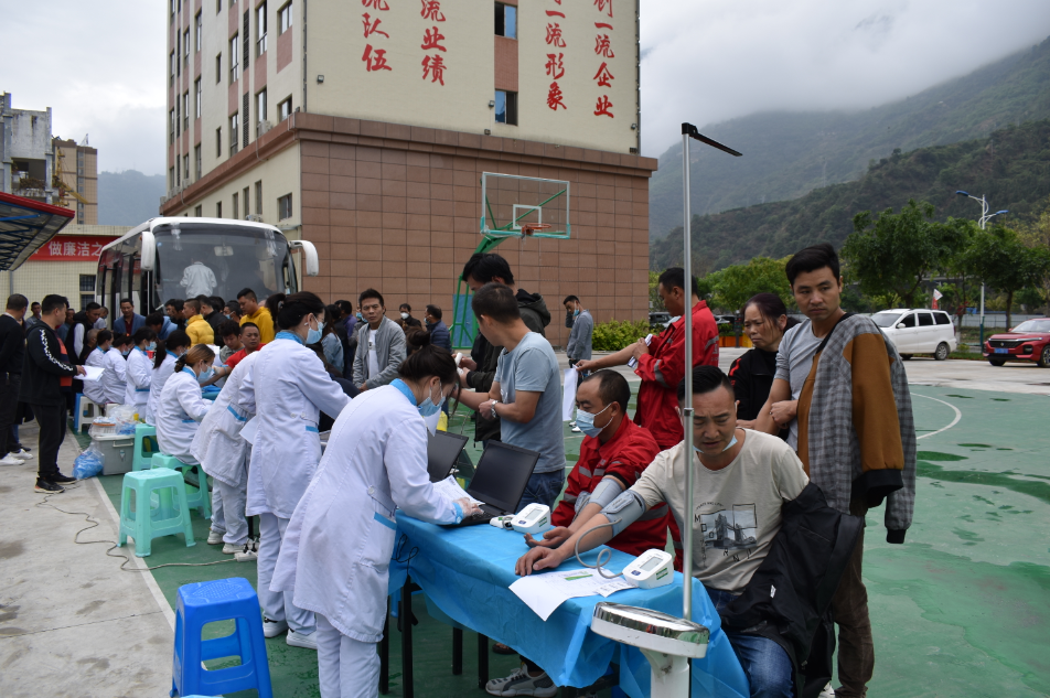 “五·一”前夕 瀘石高速（石棉段）為農(nóng)民工派發(fā)“健康大禮包” ——守護(hù)項目一線勞動者健康，我們在行動