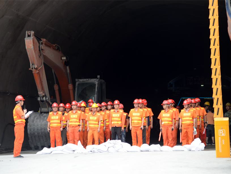 掌握防災(zāi)技能  構(gòu)建平安沿江——宜金髙速XJ20項目部舉行“汛期泥石流逃生聯(lián)合應(yīng)急演練”