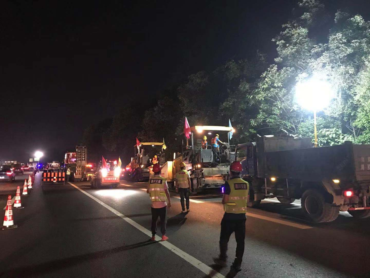 成雅高速路面預(yù)防性養(yǎng)護工程夜間斷道施工正式開始