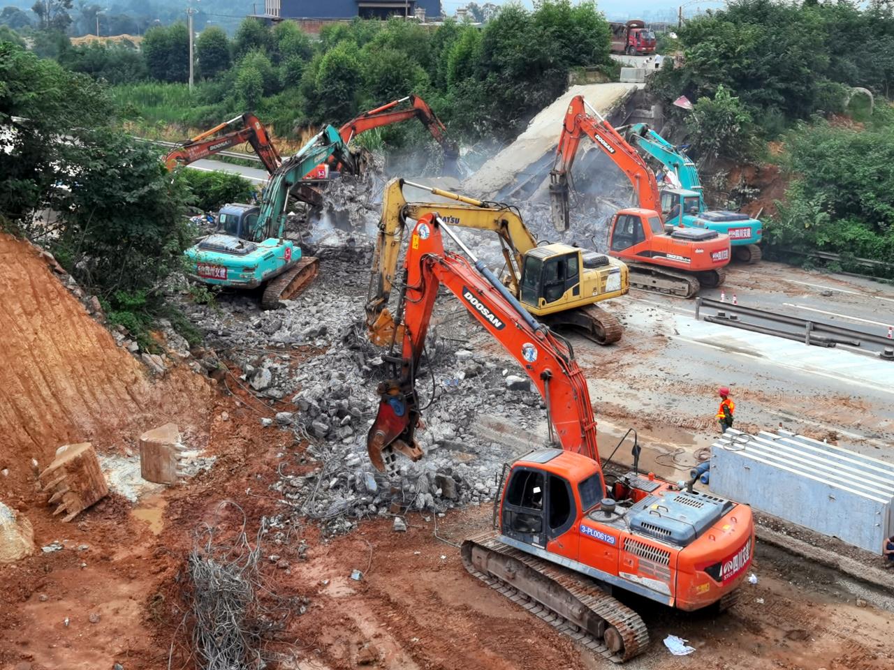 成樂高速擴(kuò)容建設(shè)項目第三批天橋拆除工作順利完成