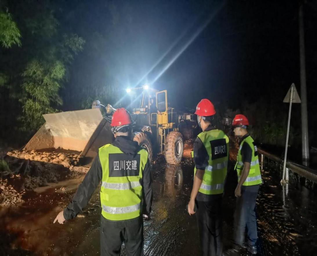 強(qiáng)降雨引發(fā)泥石流 四川交建全力搶險(xiǎn)保暢通
