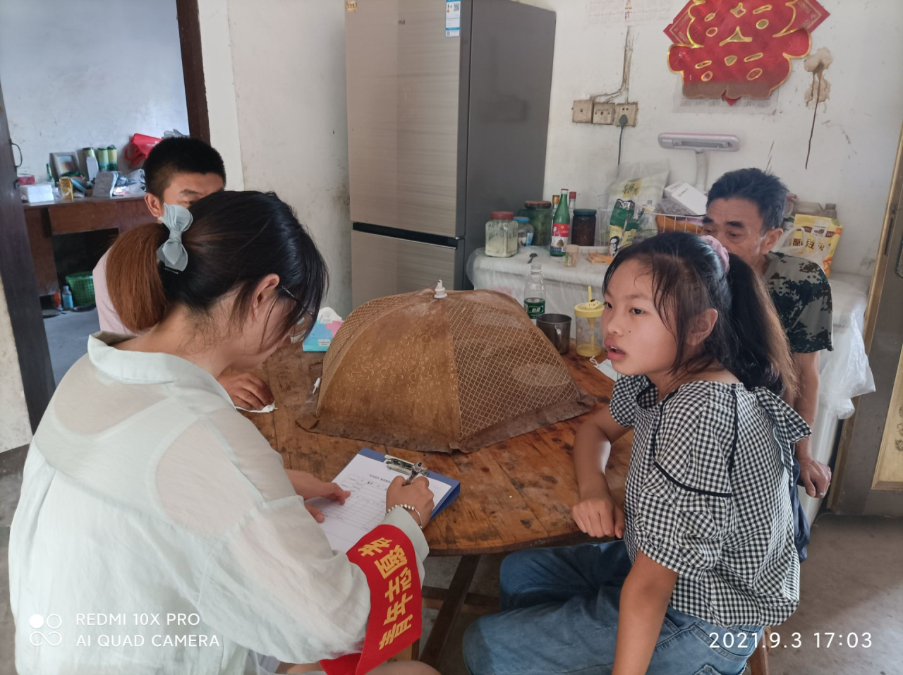 青年團(tuán)員進(jìn)行家庭情況實地情況調(diào)查2.png