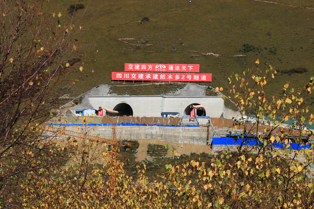 久馬高速建設(shè)提速推進(jìn)！然木多2號(hào)隧道單向掘進(jìn)突破1000米