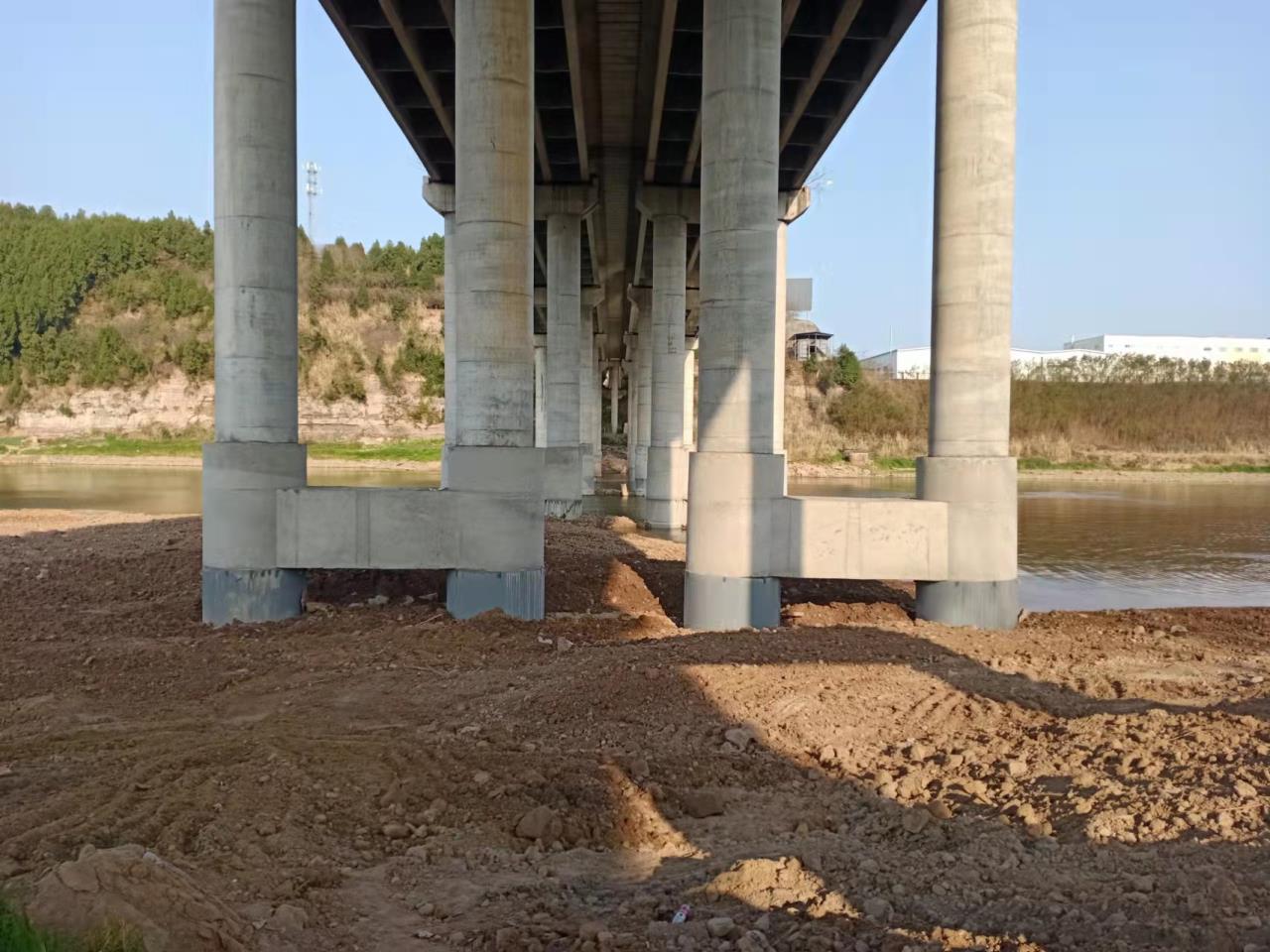 梓江特大橋樁基鋼筋裸露病害處治工程施工現(xiàn)場(chǎng).jpg