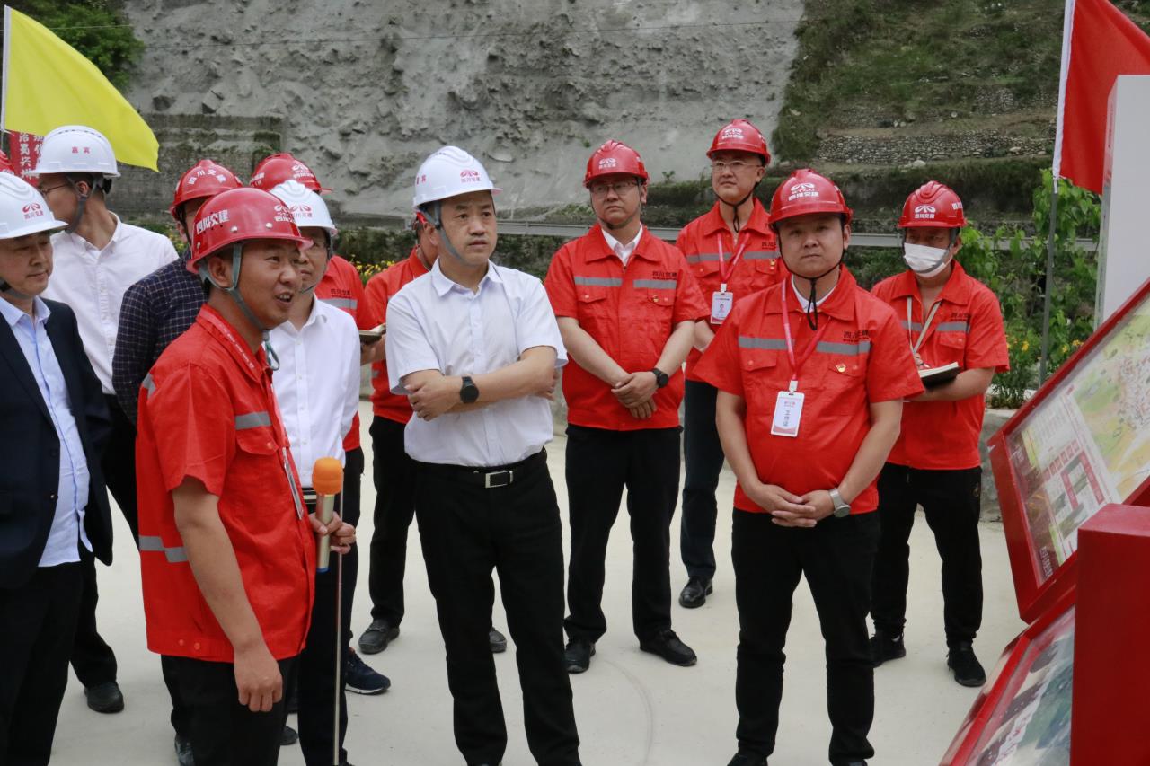 四川路橋股份公司黨委委員、四川交建集團黨委書記、 董事長張航川赴瀘石高速調(diào)研指導(dǎo)工作