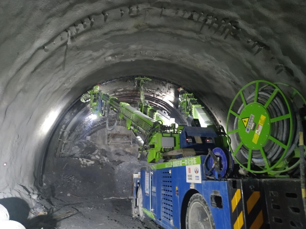 多功能鉆機(jī)、智能拱架一體化臺車施工.jpg