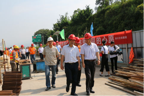 全國人大重點(diǎn)督辦建設(shè)工作調(diào)研組一行赴公司瀘黃路改擴(kuò)建項(xiàng)目調(diào)研指導(dǎo)工作