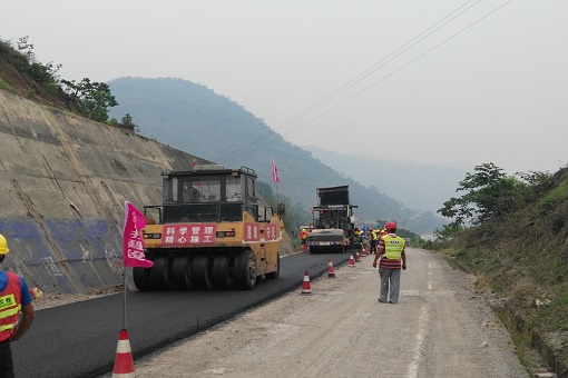 向家壩、溪洛渡項(xiàng)目屏山S307省道下面層試驗(yàn)路成功鋪筑