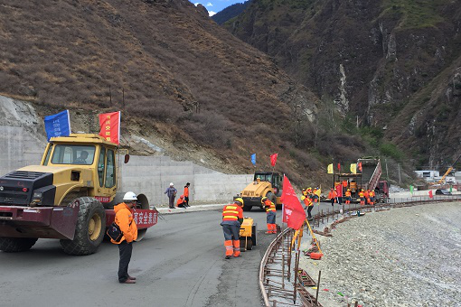 雅康高速LM3合同段順利完成墊層、底基層試驗路鋪筑
